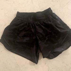 Lululemon Hottie Hot Low Rise Lined Short 4”, Size 0 Tall, Camo Coal Multi Black